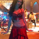 Warina Hussain Instagram - one of my fav looks from the song 👄💄💃🏻 this post goes to the person behind Millennial Munni’s looks !!! @ashley_rebello this wouldn’t have been possible without u ♥️ #munnabadnaamhua #dabaang3