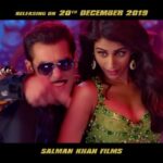 Warina Hussain Instagram - Munna badnaam hua darling mere liye ! Ufff 🔥🔥🔥 The wait is over, pesh hai #MunnaBadnaamHua , Chulbul Pandeyji ke zabardast desi swag ke saath! (Full Song Link in bio) @beingsalmankhan @arbaazkhanofficial @aslisona @saieemmanjrekar @prabhudevaofficial @kichchasudeepa @nikhildwivedi25 @thesajidwajid @badboyshah @imkamaalkhan @mamtamuzik @danishsabri12 @vaibhavi.merchant @skfilmsofficial @saffron_bm @tseries.official @setwetstyling