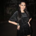 Warina Hussain Instagram - Millennial Munni 👽 on her way to her song launch 🚀 @beingsalmankhan 🖤🖤🖤 #munnabadnaamhua #dabaang3
