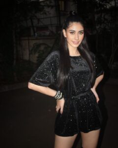 Warina Hussain Instagram - Millennial Munni 👽 on her way to her song launch 🚀 @beingsalmankhan 🖤🖤🖤 #munnabadnaamhua #dabaang3