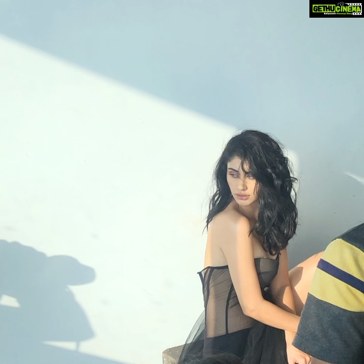 Warina Hussain Instagram - 🎥📷 send me pictures @rahuljhangiani !!!