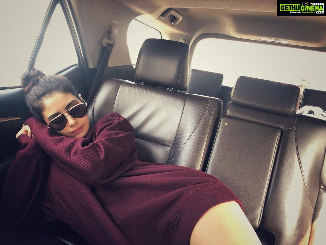 Warina Hussain Instagram - subha subha utha diya mere ko 😴 #PuneTimesFashionWeek here I come 🚨 liken sote sote 🐢