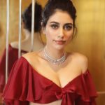 Warina Hussain Instagram - I also ate spaghetti @houseofneetalulla 😜 loved my lehenga 💃🏻♥️ ... ppl behind my Diwali glow 👇🏼 . . mua @meerasakhrani styled by @eshaamiin1 jewellery @aquamarine_jewellery hair @deepaksheshodiya click @shutterstrings