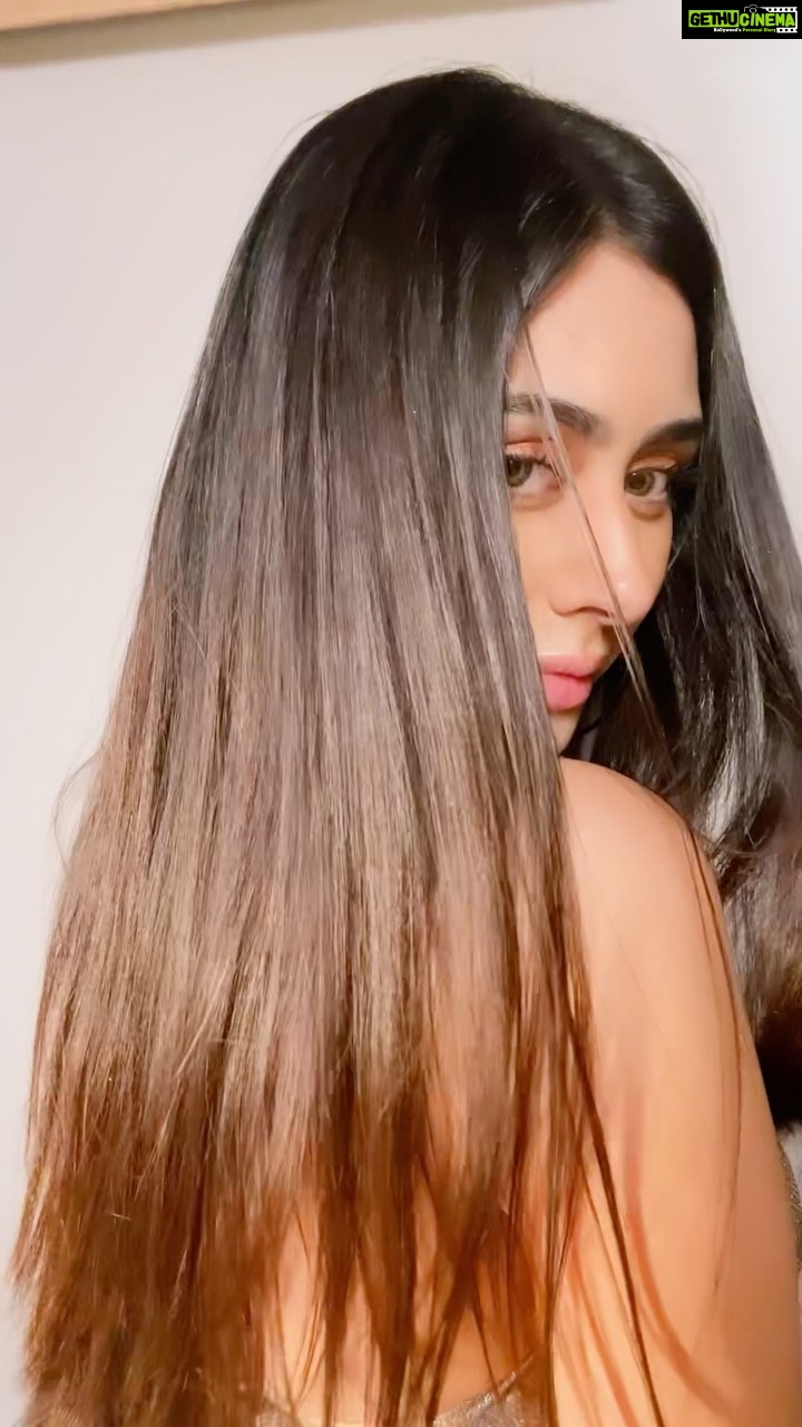 Warina Hussain Instagram - Your hair is 90% your selfie.Make your selfie game strong πͺπΌπ€© @dyson_india #DysonCorrale #LessHeatDamage #DysonIndia