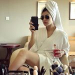 Warina Hussain Instagram - have u ever seen a Heroine chillin like a Villan !? 😎