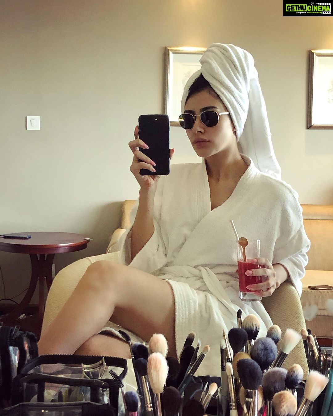 Warina Hussain Instagram - have u ever seen a Heroine chillin like a Villan !? 😎
