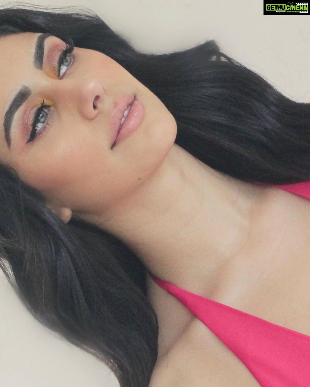 Warina Hussain - 219.6K Likes - passport size 👅🧠
