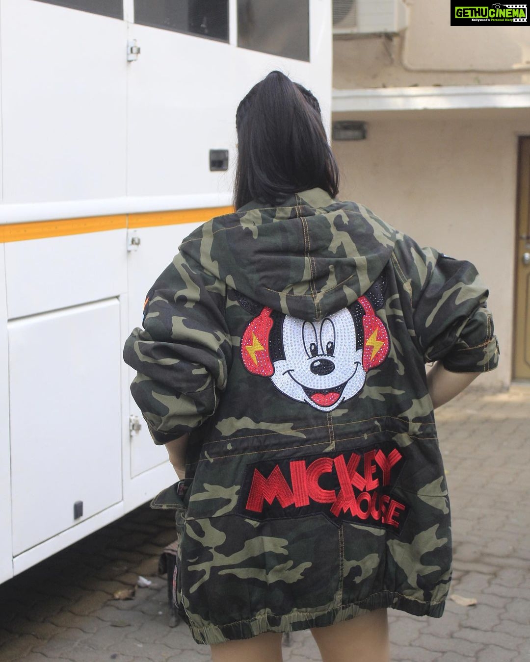 Warina Hussain Instagram - one day Mickey Mouse 🐭 told Minnie Mouse 🐭 👉🏼 Munna badnaam hua darling Tere liye 🤣 Mehboob Studio