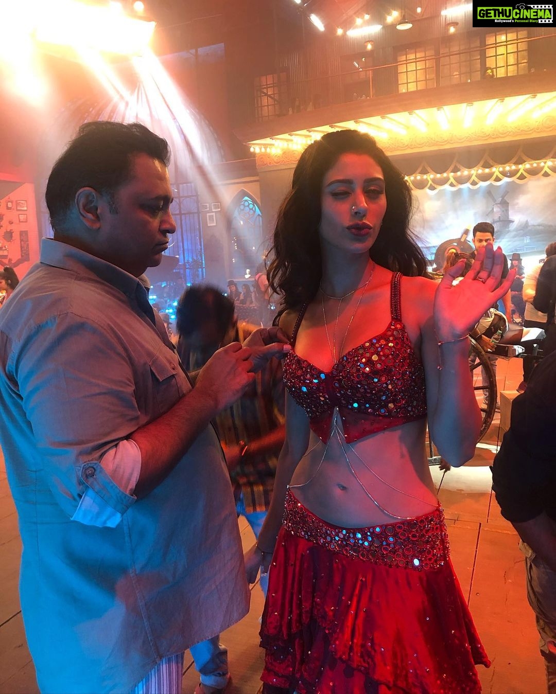 Warina Hussain Instagram - men at the work ๐ฌโ๏ธ๐งต #bts #TeamAshleyRebello ๐ค#munnabadnaamhua #dabangg3
