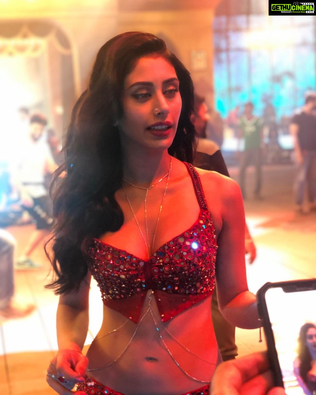 Warina Hussain Instagram - men at the work ๐ฌโ๏ธ๐งต #bts #TeamAshleyRebello ๐ค#munnabadnaamhua #dabangg3
