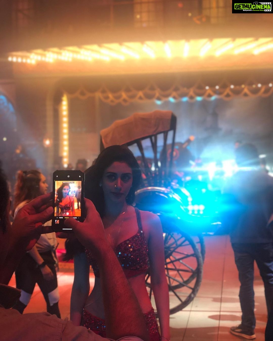 Warina Hussain Instagram - men at the work ๐ฌโ๏ธ๐งต #bts #TeamAshleyRebello ๐ค#munnabadnaamhua #dabangg3