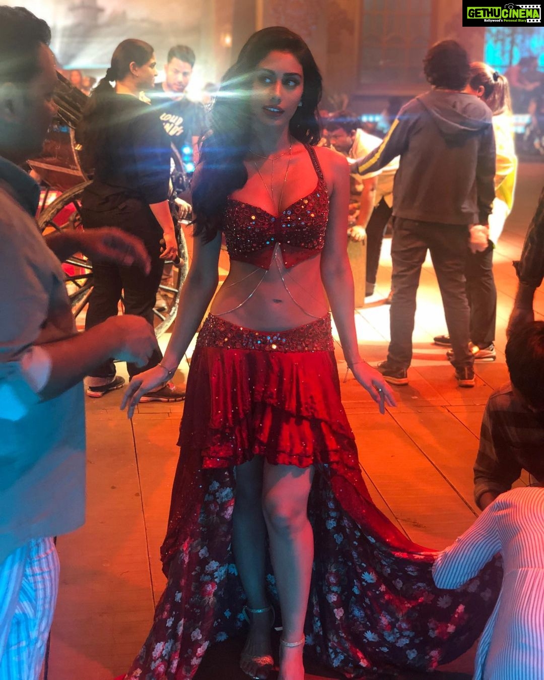 Warina Hussain Instagram - men at the work ๐ฌโ๏ธ๐งต #bts #TeamAshleyRebello ๐ค#munnabadnaamhua #dabangg3