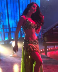 Warina Hussain Instagram - naam uska bhi hua hai jo badnaam hua hai 😎 jo aye hai hum 💃🏻 Munna Badnaam hua hai. .! #dabaang3 #munnabadnaamhua