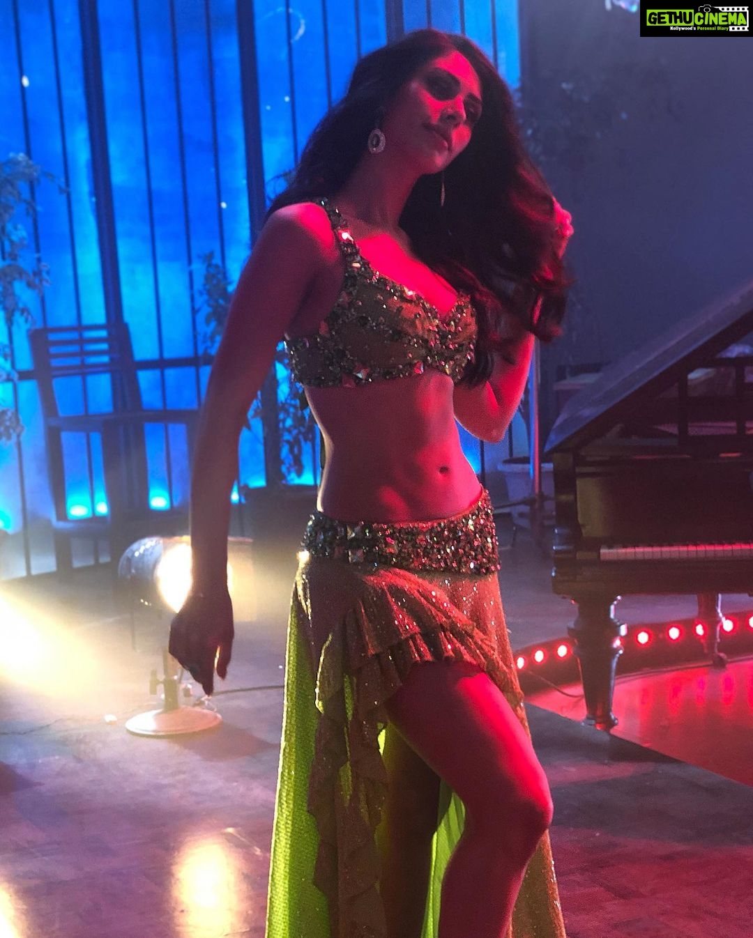 Warina Hussain - 221.4K Likes - naam uska bhi hua hai jo badnaam hua hai 😎 jo aye hai hum 💃🏻 Munna Badnaam hua hai. .! #dabaang3 #munnabadnaamhua