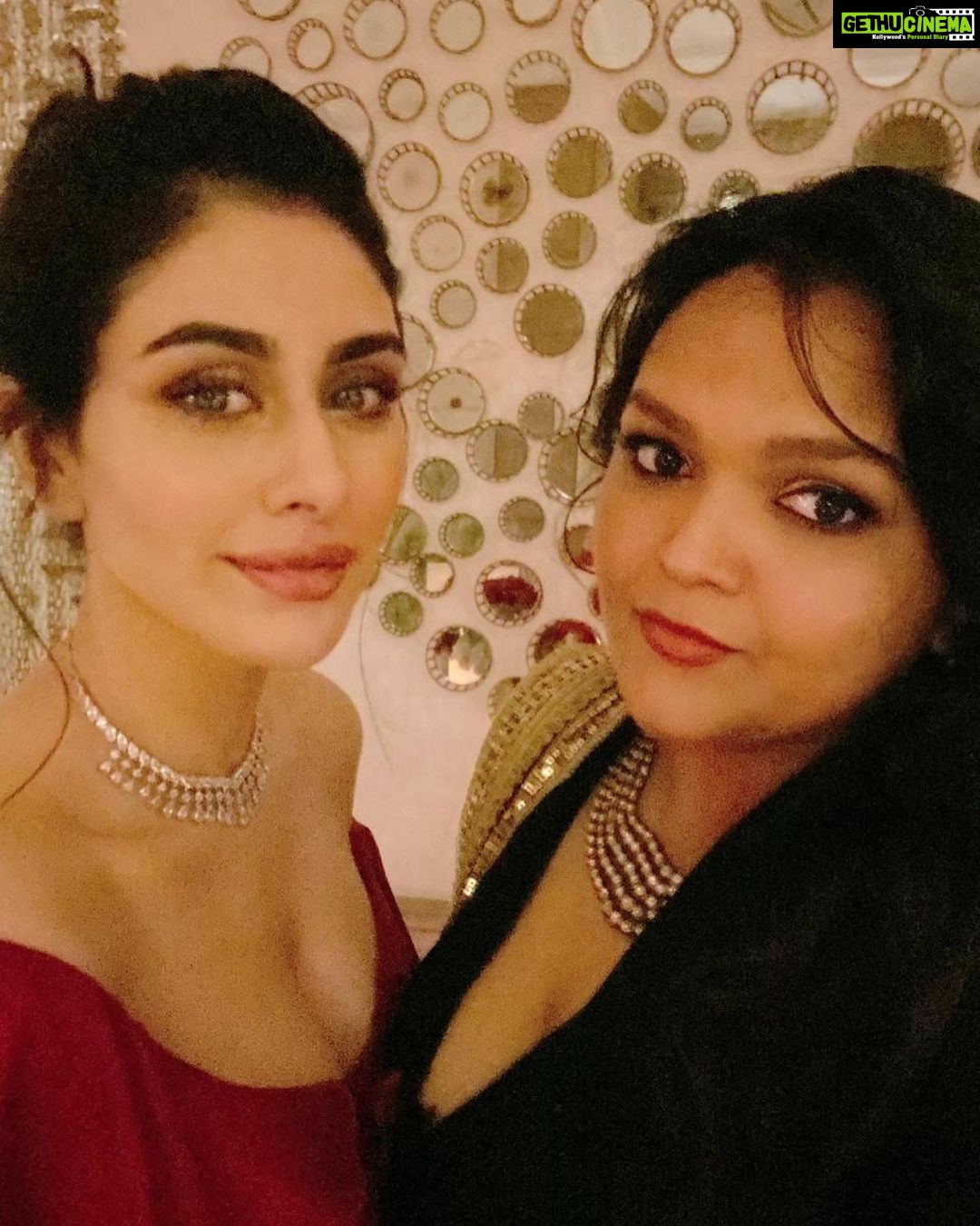 Warina Hussain Instagram - Delhi mein Diwali ♥️ I still can’t get over lal mirch naan n nalli nahaari 🤤 and oh Party isn’t complete till I make u dance on tunak tunak tun da da da 😆 moonlight ! great job with decorations I’m a proud sister 😛😘@chandninath_israni