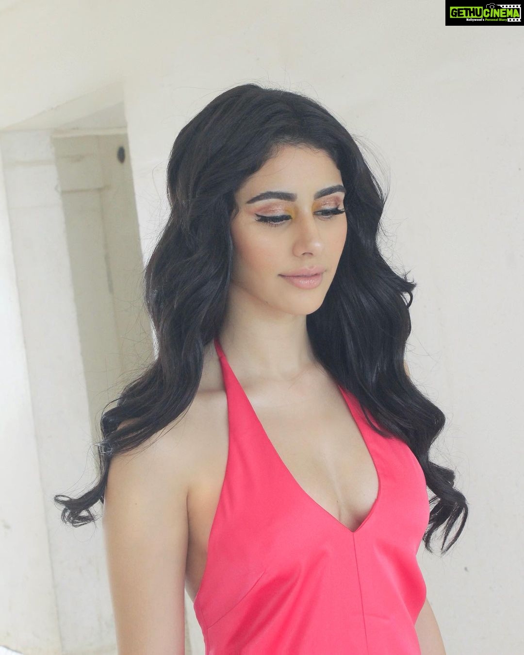 Warina Hussain - 219.6K Likes - passport size 👅🧠