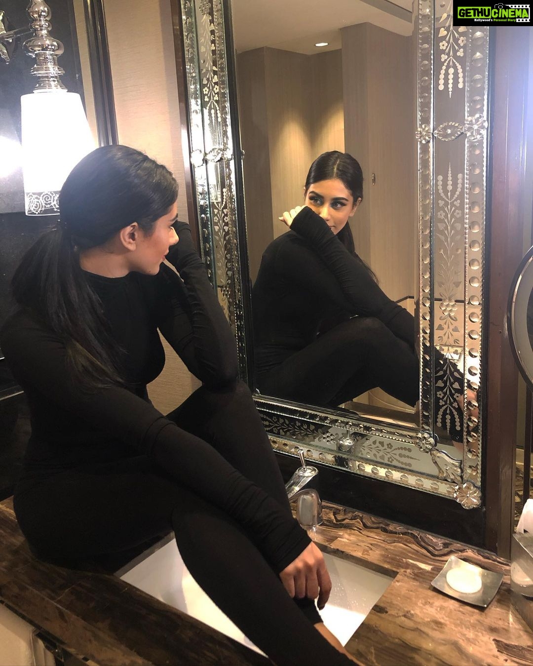 Warina Hussain Instagram - Mirror Mirror on the wall, Let me be me - F$$k’em all !