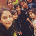 Warina Hussain Instagram - my face when I have human encounter 👽 .. I was more excited than them ! Love u girlies @_halaaaabiii_ thank u for the pics 🖤 Mumbai Internartional Airport