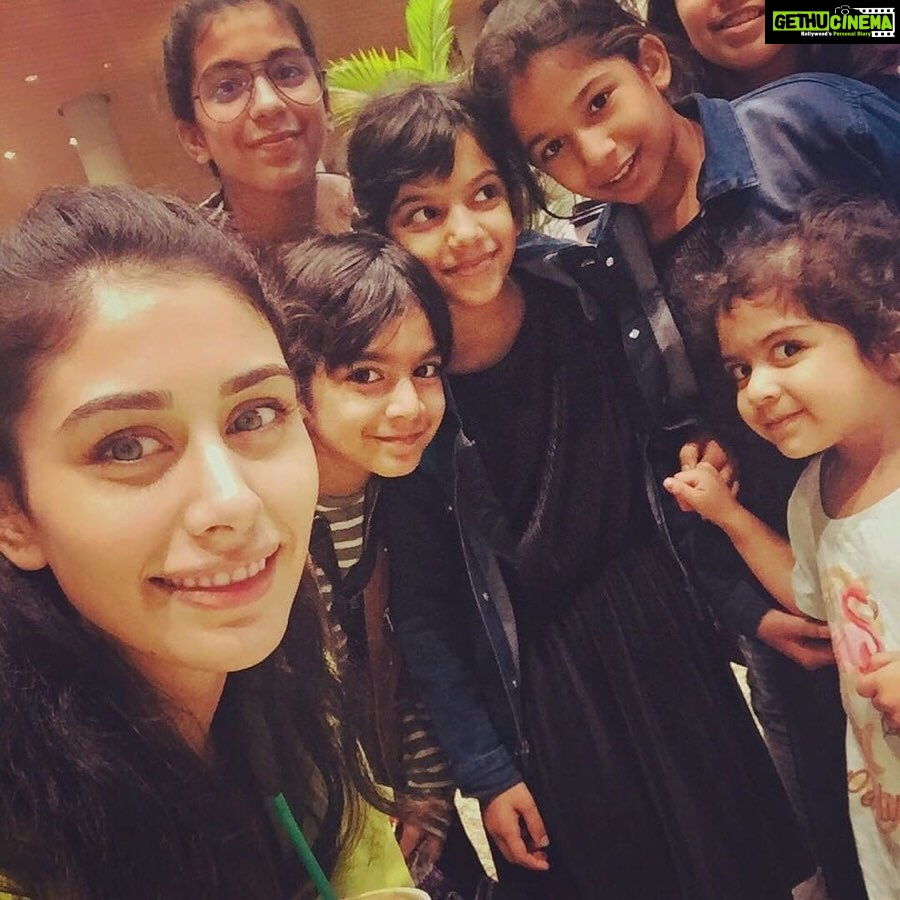 Warina Hussain Instagram - my face when I have human encounter 👽 .. I was more excited than them ! Love u girlies @_halaaaabiii_ thank u for the pics 🖤 Mumbai Internartional Airport