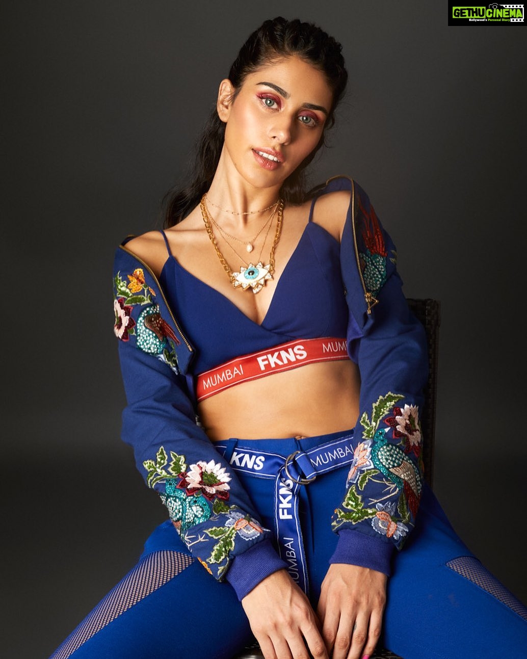 Warina Hussain Instagram - Theia Mania . . click 📸 @bjphotographystorage h&m💄 @theasprina outfit 👕👖 @narendrakumardesign jewellery 💍 👁 @minerali_store styled by @shru_birla