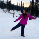 Warina Hussain Instagram - one day I wil stop posting vacation pictures but today is not that day 🤪 check out India’s first igloo café 🥶☕️ #gulmarg