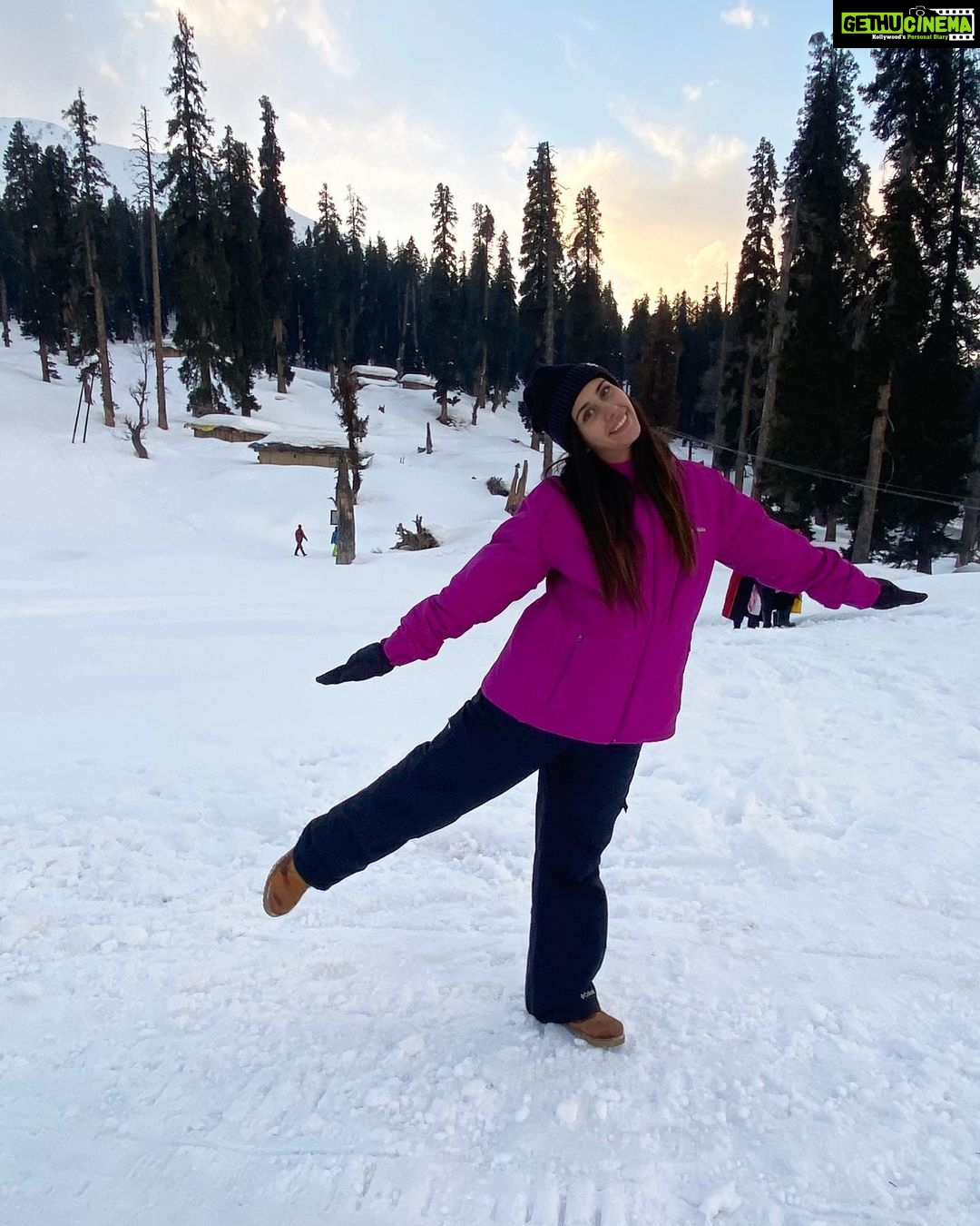 Warina Hussain Instagram - one day I wil stop posting vacation pictures but today is not that day 🤪 check out India’s first igloo café 🥶☕️ #gulmarg