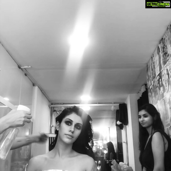 Warina Hussain Instagram - green room ! Btw there ain’t no green in it