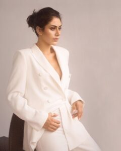 Warina Hussain Instagram - #bossbabe ... big shout out to my girl gang behind this pic 📸 @soumya.iyer 💄@kirandenzongpa
🥼 @dashesofme