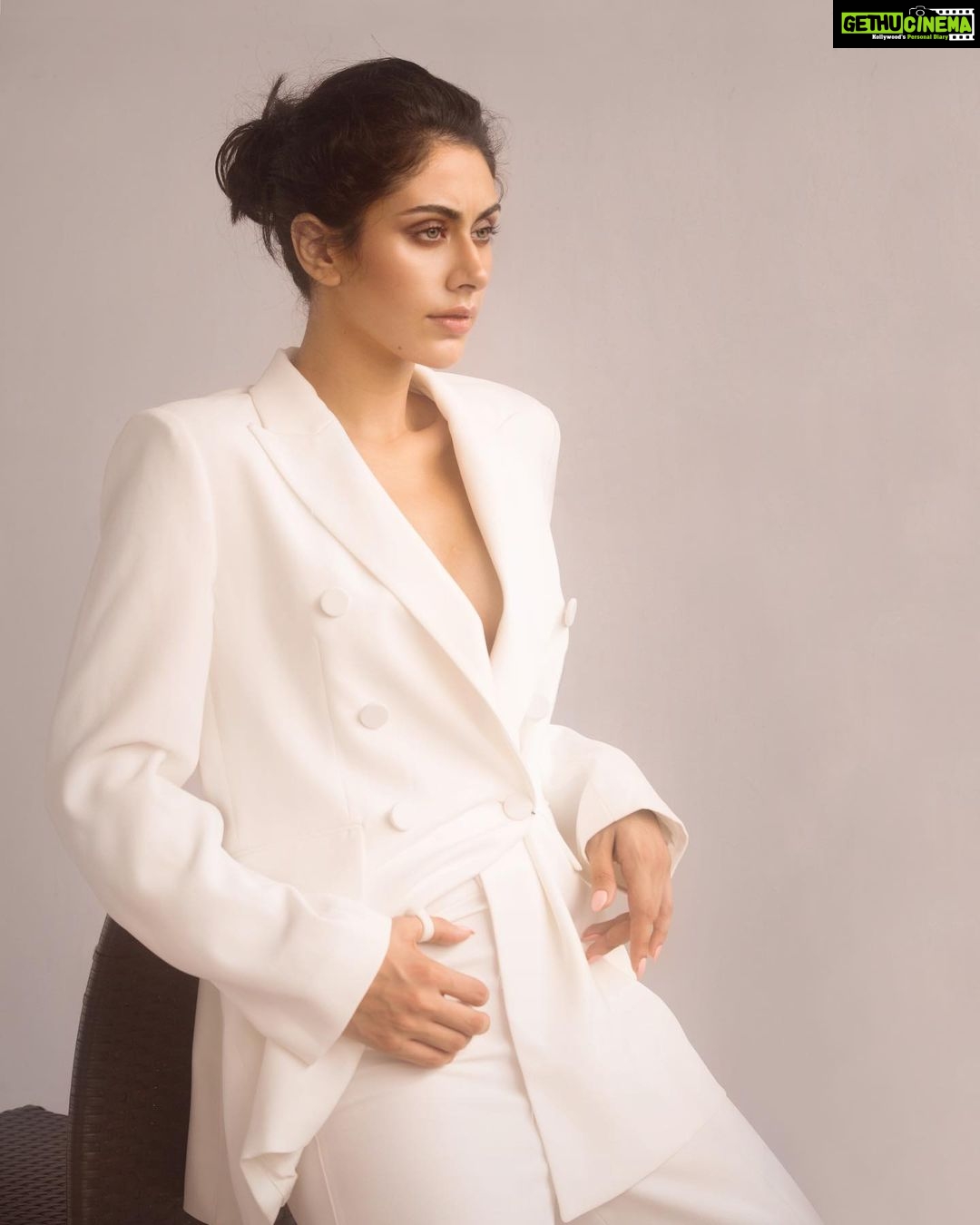 Warina Hussain - 234.6K Likes - #bossbabe ... big shout out to my girl gang behind this pic 📸 @soumya.iyer 💄@kirandenzongpa
🥼 @dashesofme