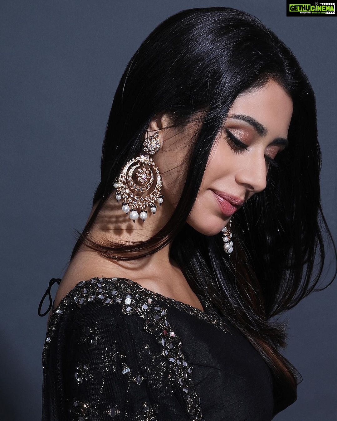 Warina Hussain - 232.2K Likes - Chand wala vibe 🖤
Outfit by @abhinavmishra_
Jewellery by @curiocottagejewelry
Shoes by @fleurfusion
Styled by @shru_birla
Assisted by @muskaan_sayed8