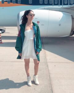 Warina Hussain Instagram - #throwbackthursday when u have no idea why ur posing in front of an aircraft 😎🤣.. do u guys also have such pics !?
