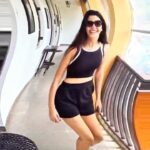 Warina Hussain Instagram - varun made me do it ! 🤣 happy sunday.. stay gold 🐒 #sundayvibes #weekend #reelsindia #crazyfrog