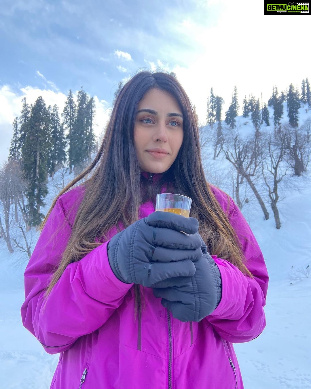 Warina Hussain Instagram - No, I'm not drinking this right now; it's just an old picture.... I'm glad you're one in a million, my dear bimbo! Otherwise, life would have been a fall from the Garden of Eden. For the kids who didn't get yesterday's #throwback Gulmarg
