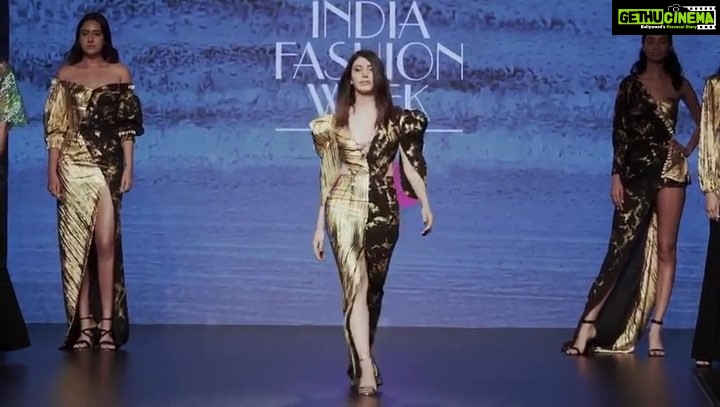 Warina Hussain Instagram - Showstopperđź‘ @nikhitatandon #LMIFW #labelnikhita @thefdci #EveryDropCounts