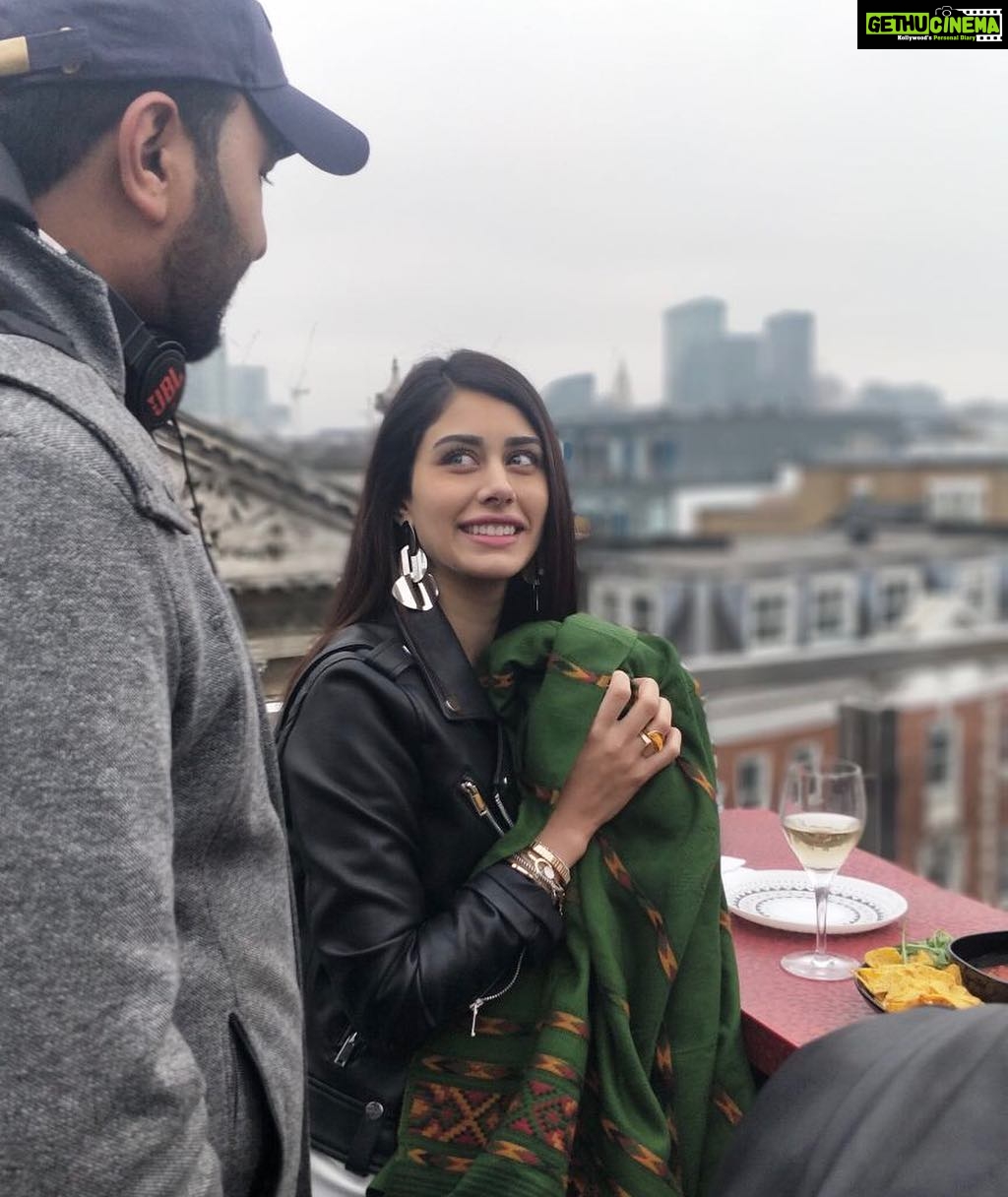 Warina Hussain Instagram - "SiRRrrr..I forgot my dialogues 👀🥂 @abhiraj88