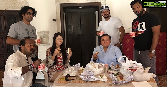Warina Hussain Instagram - #throwback to the bun maska party on set 🤤