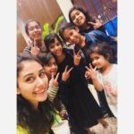 Warina Hussain Instagram - my face when I have human encounter 👽 .. I was more excited than them ! Love u girlies @_halaaaabiii_ thank u for the pics 🖤 Mumbai Internartional Airport