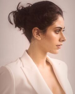 Warina Hussain Instagram - #bossbabe ... big shout out to my girl gang behind this pic 📸 @soumya.iyer 💄@kirandenzongpa
🥼 @dashesofme