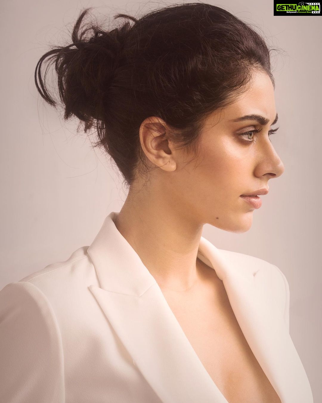 Warina Hussain - 234.6K Likes - #bossbabe ... big shout out to my girl gang behind this pic 📸 @soumya.iyer 💄@kirandenzongpa
🥼 @dashesofme