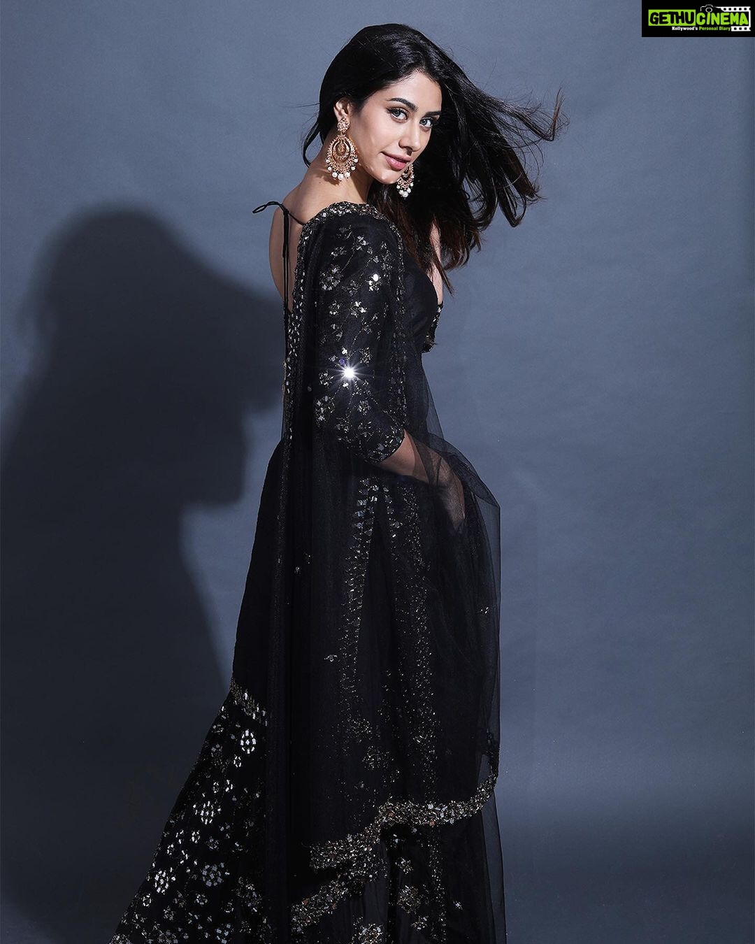 Warina Hussain - 232.2K Likes - Chand wala vibe 🖤
Outfit by @abhinavmishra_
Jewellery by @curiocottagejewelry
Shoes by @fleurfusion
Styled by @shru_birla
Assisted by @muskaan_sayed8