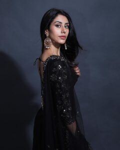 Warina Hussain Instagram - Chand wala vibe 🖤

Outfit by @abhinavmishra_
Jewellery by @curiocottagejewelry
Shoes by @fleurfusion
Styled by @shru_birla
Assisted by @muskaan_sayed8