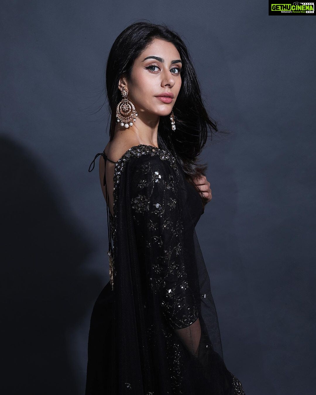 Warina Hussain - 232.2K Likes - Chand wala vibe 🖤
Outfit by @abhinavmishra_
Jewellery by @curiocottagejewelry
Shoes by @fleurfusion
Styled by @shru_birla
Assisted by @muskaan_sayed8
