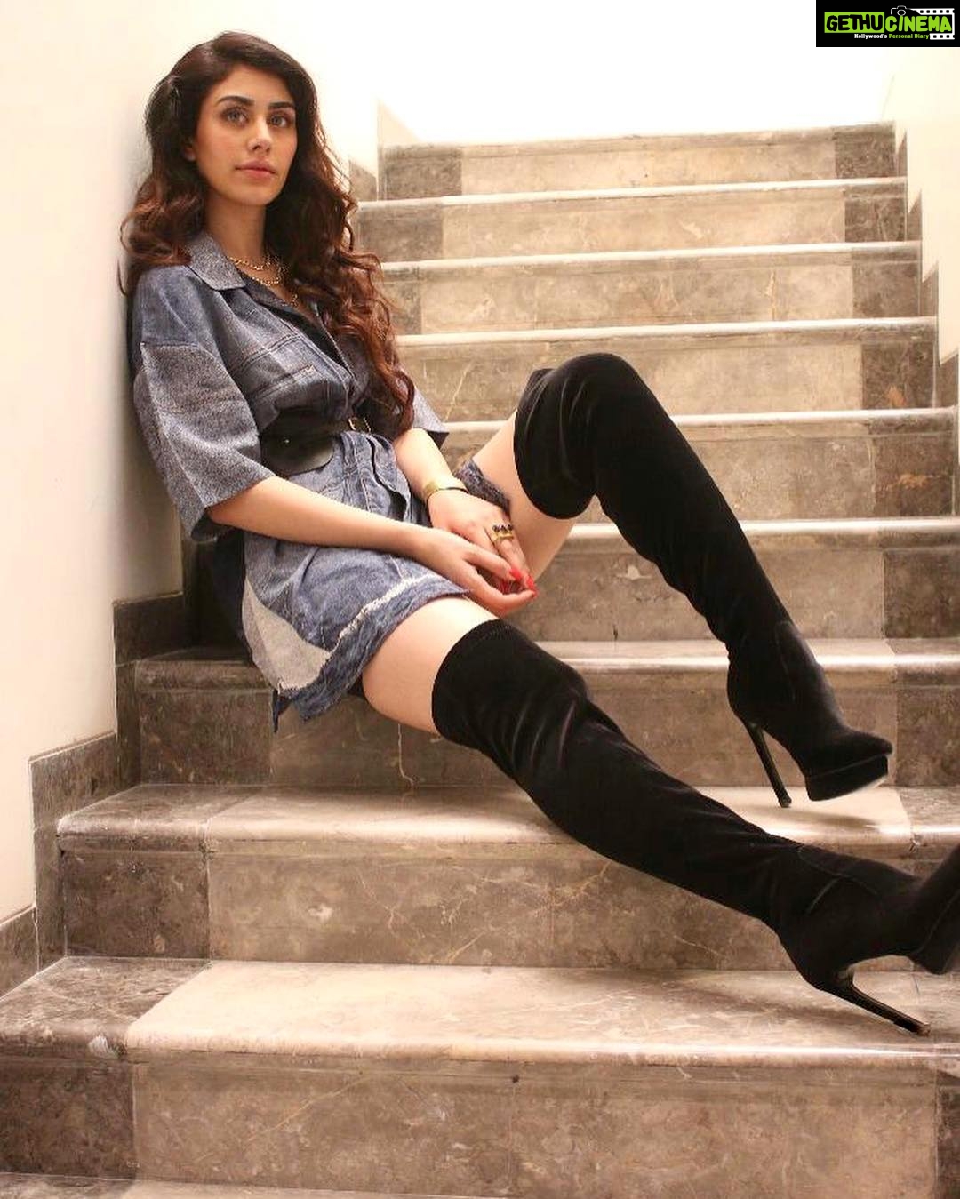 Warina Hussain Instagram - 🎶🧿🖤 . @_purple_paisley_ @hyperbole_accessories @pallakhshah @kajol_j7