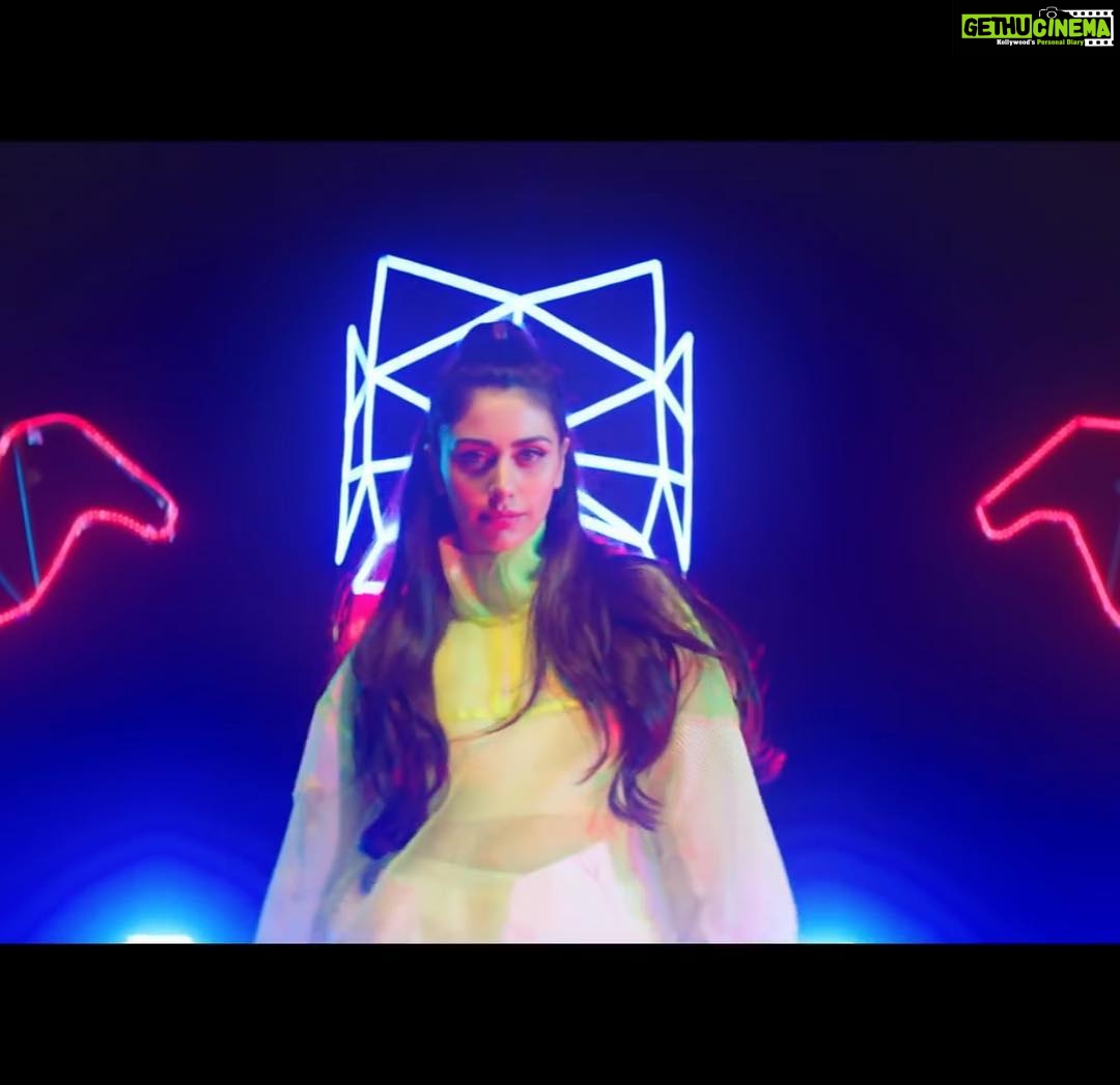 Warina Hussain Instagram - 👑 Video dekhi ? Kidan laggi ??