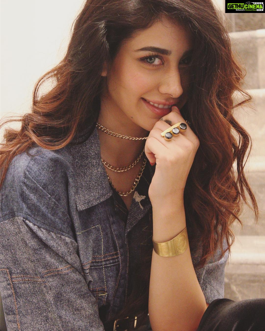 Warina Hussain Instagram - 🎶🧿🖤 . @_purple_paisley_ @hyperbole_accessories @pallakhshah @kajol_j7
