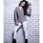 Warina Hussain Instagram - Those grey vibes....... Courtesy the crew ! 📷 @avigowariker 💄 @richie_reveal 🥼 @divya_bawa7 Asist @nidhidesaii_
