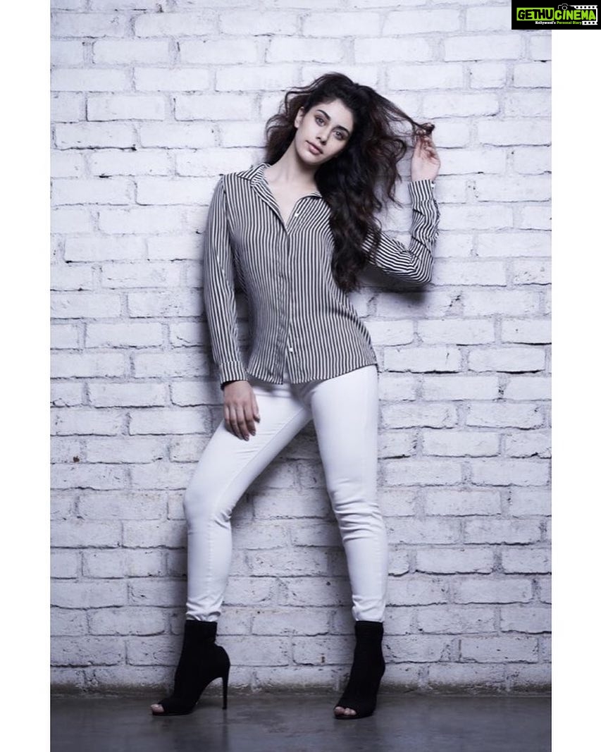 Warina Hussain Instagram - Those grey vibes....... Courtesy the crew ! 📷 @avigowariker 💄 @richie_reveal 🥼 @divya_bawa7 Asist @nidhidesaii_