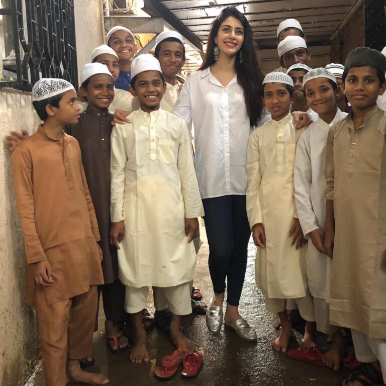 Warina Hussain Instagram - The Joy of giving ❤️ Eid al-Adha mubarak