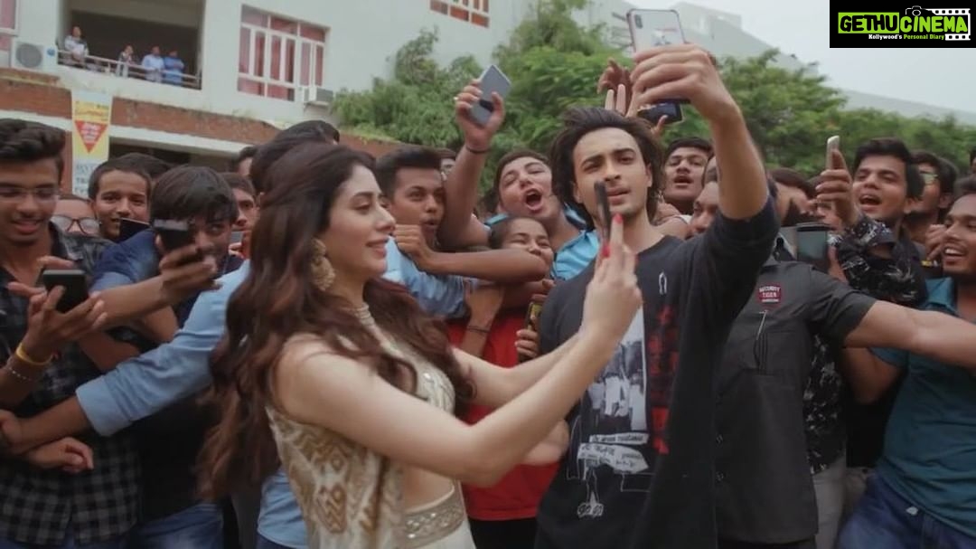 Warina Hussain Instagram - #Chogada launch at Vadodara was Saras! So many memories to cherish forever, a big thanks and much love! #Loveratri #LoveTakesOver! @BeingSalmanKhan @skfilmsofficial @aaysharma @darshanravaldz @dj.lijo @djchetas @abhiraj88 @tseries.official