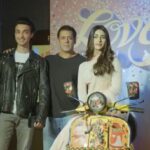 Warina Hussain Instagram - Super thrilled and super happy with all the love for #Loveratri we received at the trailer launch at 9 cities. Thanks a ton and love you all for making us feel like home wherever we went! #LoveTakesOver! 💫 @beingsalmankhan @skfilmsofficial @aaysharma